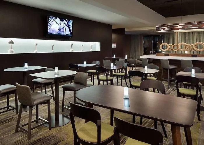 Courtyard By Marriott Airport Hotel