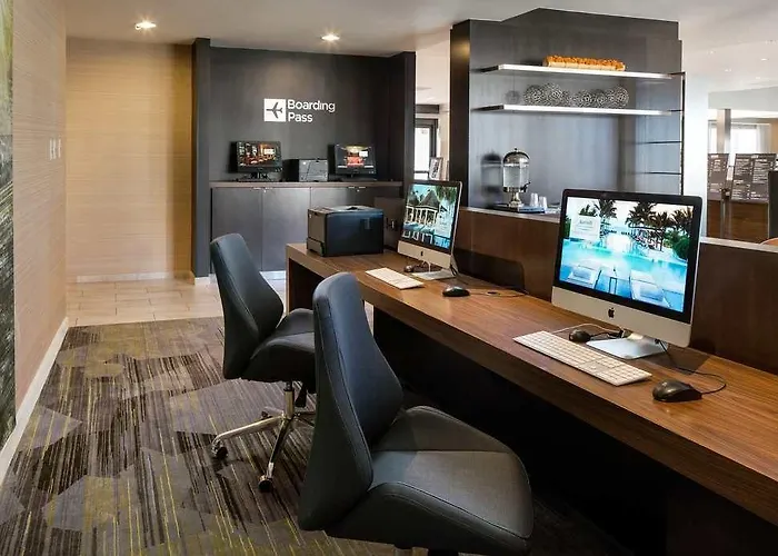 Hotel Courtyard By Marriott Airport