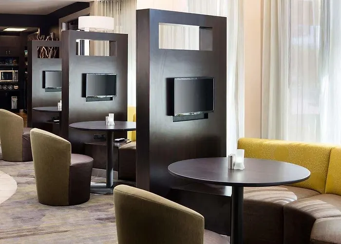 Hotel Courtyard By Marriott Airport