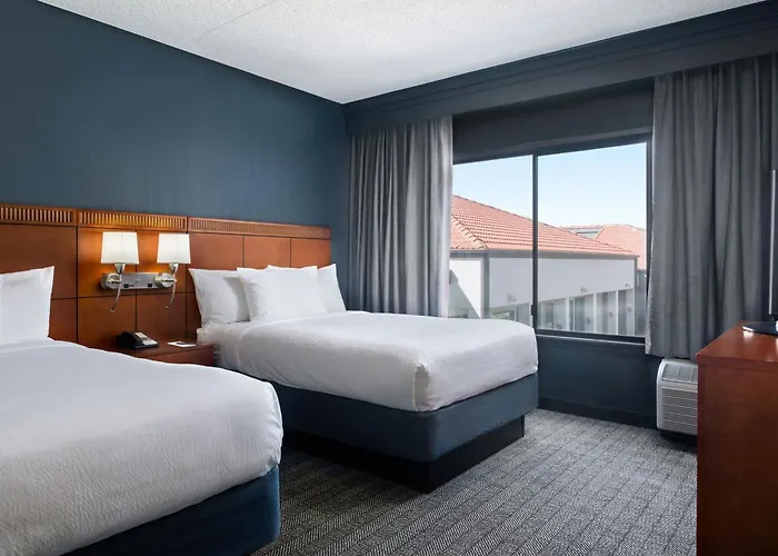 Hotel Courtyard By Marriott Airport 3*
