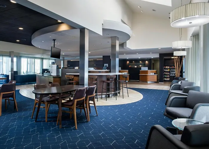 Courtyard By Marriott Airport