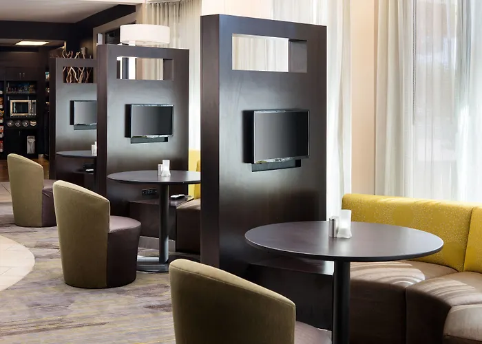 Courtyard By Marriott Airport