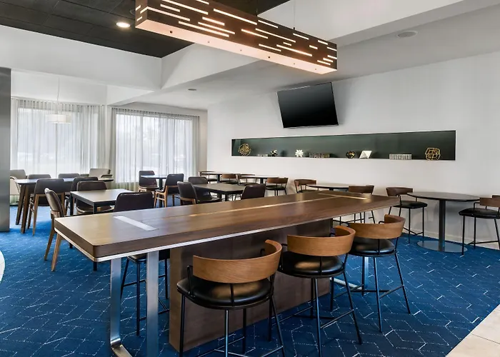 Courtyard By Marriott Airport Hotel