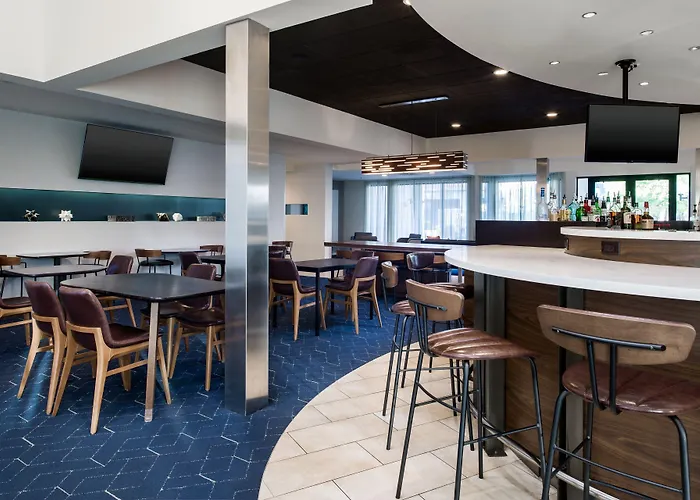 Courtyard By Marriott Airport Hotel