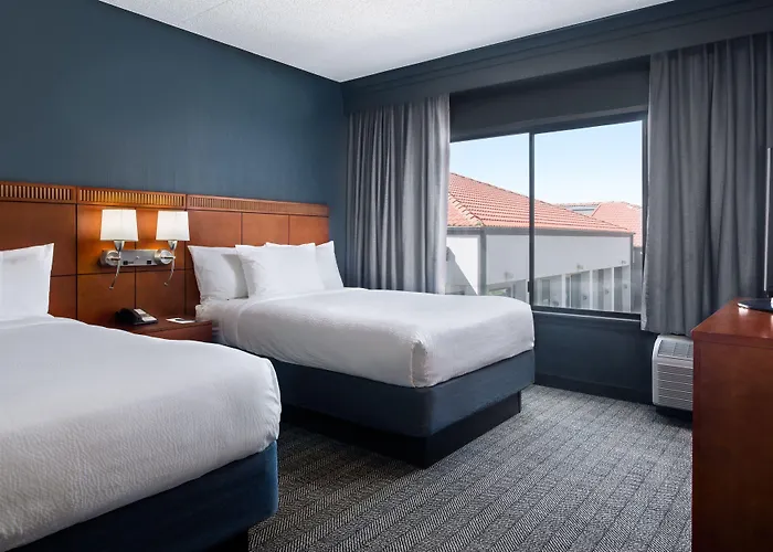 Courtyard By Marriott Airport Hotel