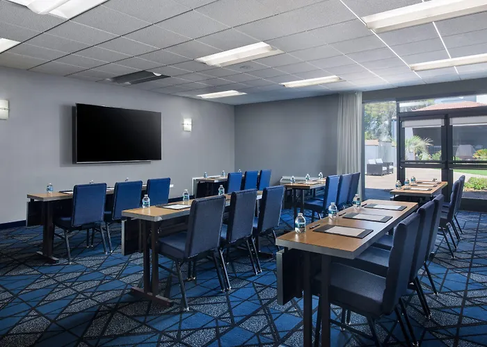 Courtyard By Marriott Airport