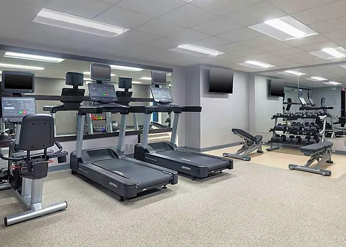 Courtyard By Marriott Airport