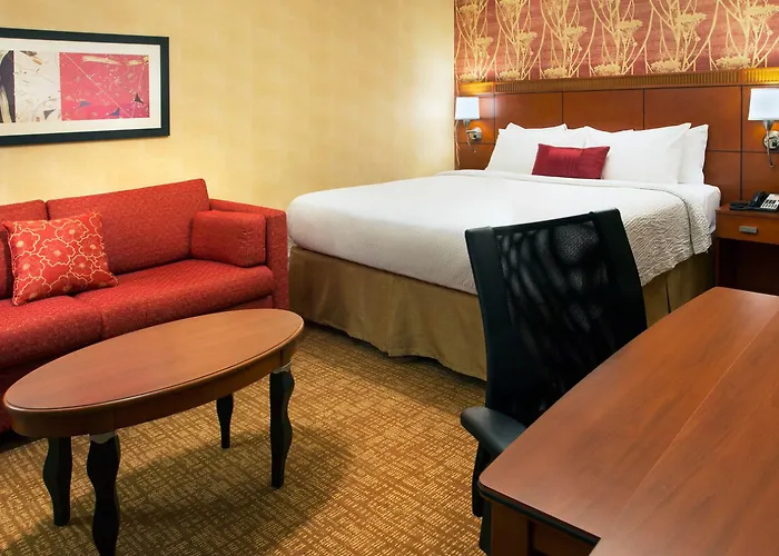 Courtyard By Marriott Airport