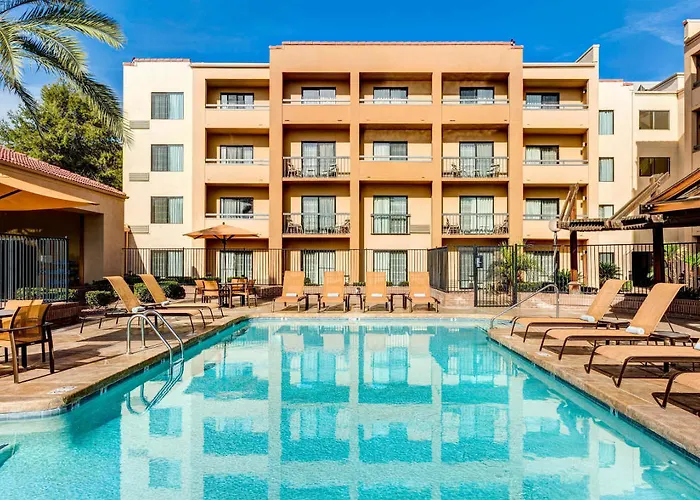 Hotel Courtyard By Marriott Airport